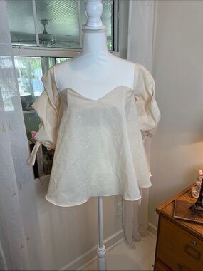 Dejavu Women’s Cream Sweetheart Neck Puff Sleeve Top size small. NWT!